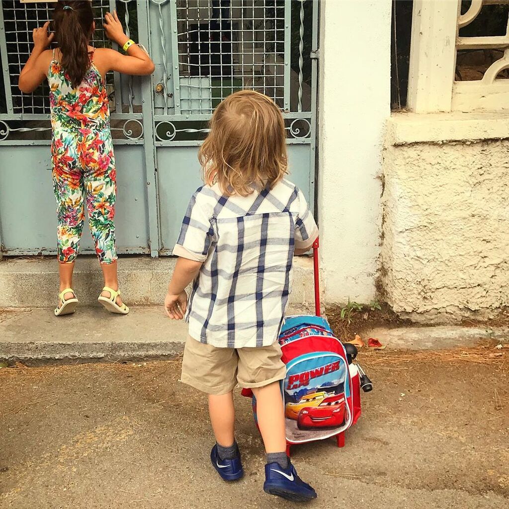  Τη φωτογραφία αυτή είχε μοιραστεί μαζί μας μερικές εβδομάδες πριν η Κατερίνα Καραβάτου. Αυτή είναι η πρώτη χρονιά στον παιδικό σταθμό για τον γιο της, τον μικρό Αρίωνα και όπως μας είχε εκμυστηρευτεί, η προετοιμασία είχε ήδη ξεκινήσει από το καλοκαίρι. 