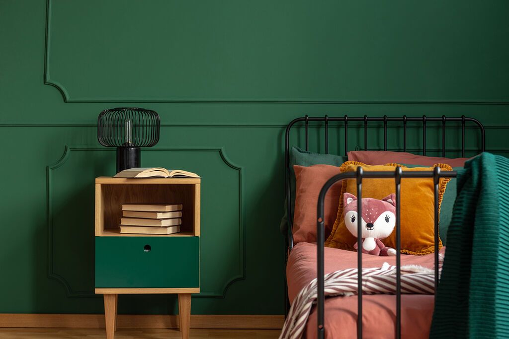 Πράσινο - Το πράσινο χρώμα είναι ακόμη πιο ψυχρό σε σχέση με το μπλε, συνεπώς συμβάλει στην ακόμη πιο ήρεμη διάθεση. Ωστόσο, η κατάλληλη απόχρωση του πρασίνου μπορεί να δώσει ενέργεια και να βοηθήσει στη συγκέντρωση του παιδιού.