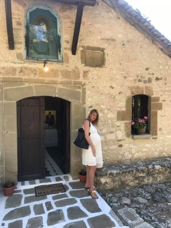 "Στον Ι.Ν. Κοιμήσεως της Θεοτόκου στο Σπηλαιο Γρεβενων, ιδιαίτερη πατρίδα της μητερας μου, που σήμερα το μοναστήρι γιορτάζει κ έχει κτισθεί απο το 1634. Χρόνια πολλά σε όλους κ η Παναγία να μας έχει όλους καλά κ ευλογημένους", έγραψε στο Facebook στις 15 