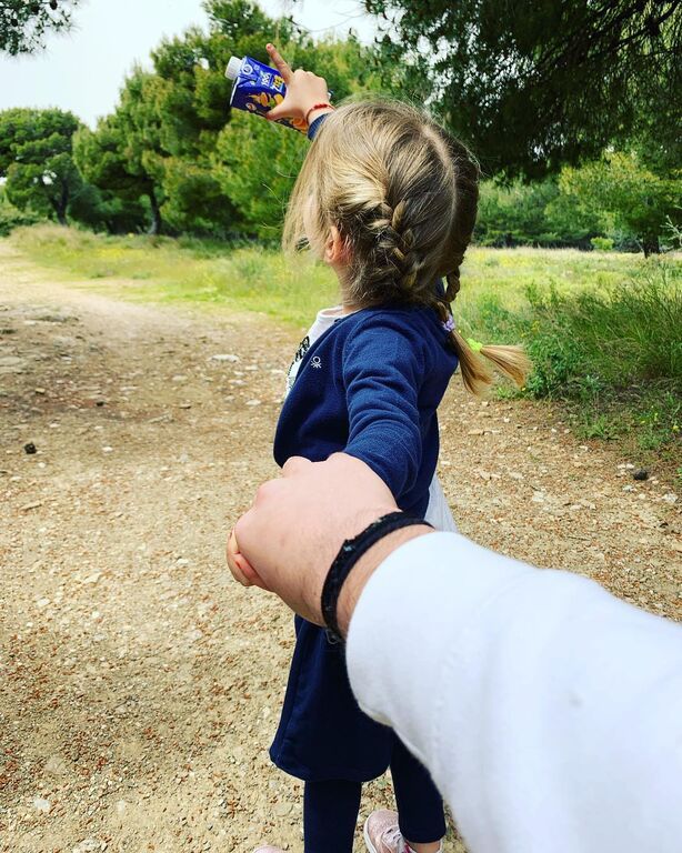 Από τις λίγες φωτογραφίες, -ίσως από τις ελάχιστες-, που έχει ανεβάσει με τις αδελφές του, είναι και αυτή με την Μαρίνα.