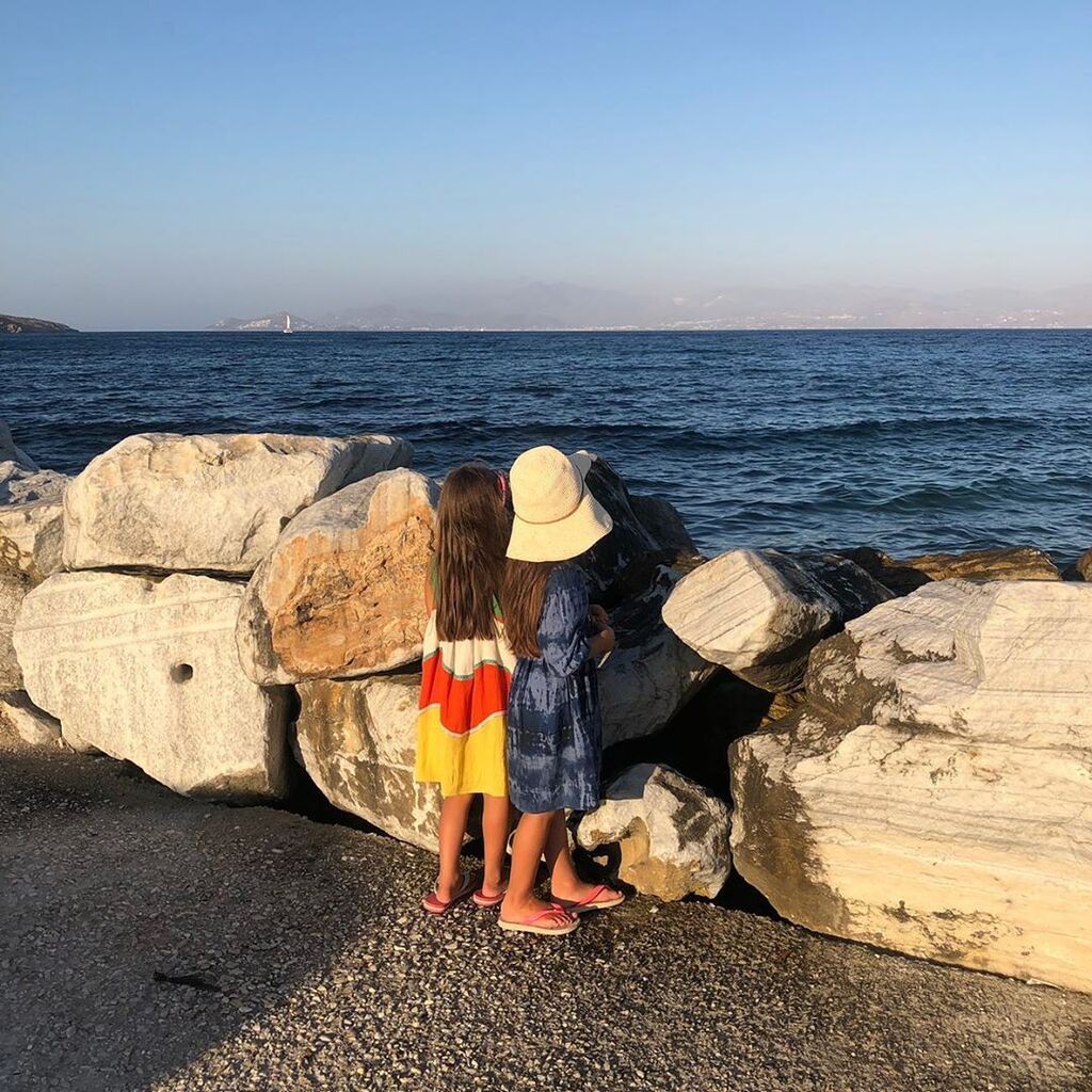 Καθ' όλη τη διάρκεια των διακοπών της, μοιράζονταν αρκετά συχνά μαζί μας στιγμιότυπα από την ξέγνοιαστη καθημερινότητά της. Την παραπάνω φωτογραφία ανέβασε ανήμερα της Παναγίας και ευχήθηκε με τον δικό της τρόπο "χρόνια πολλά" σε όλους. 