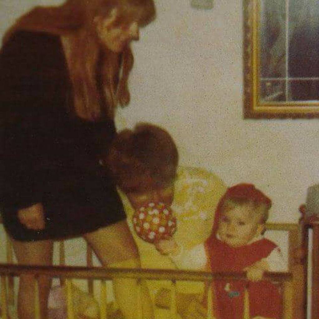 Εδώ βλέπουμε μία φωτογραφία από τα παλιά. Ο Ντίνος Καρύδης, η σύζυγός του Τζούλια Αργυροπούλου και η μικρή Σμαράγδα ποζάρουν στον φωτογραφικό φακό. 