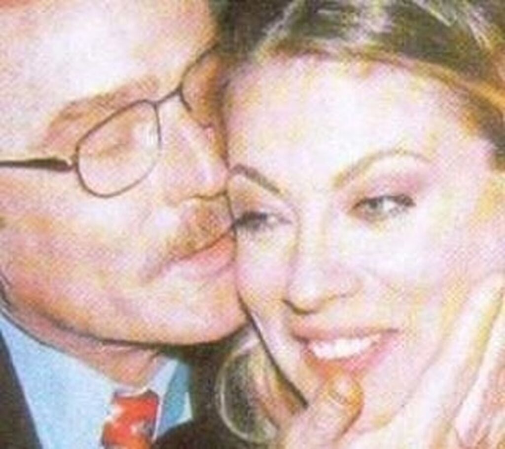 Ο Ντίνος Καρύδης έχει μεγάλη αδυναμία στην κόρη του και αυτό είναι εμφανές και από τον προσωπικό του λογαριασμό στο Instagram. 