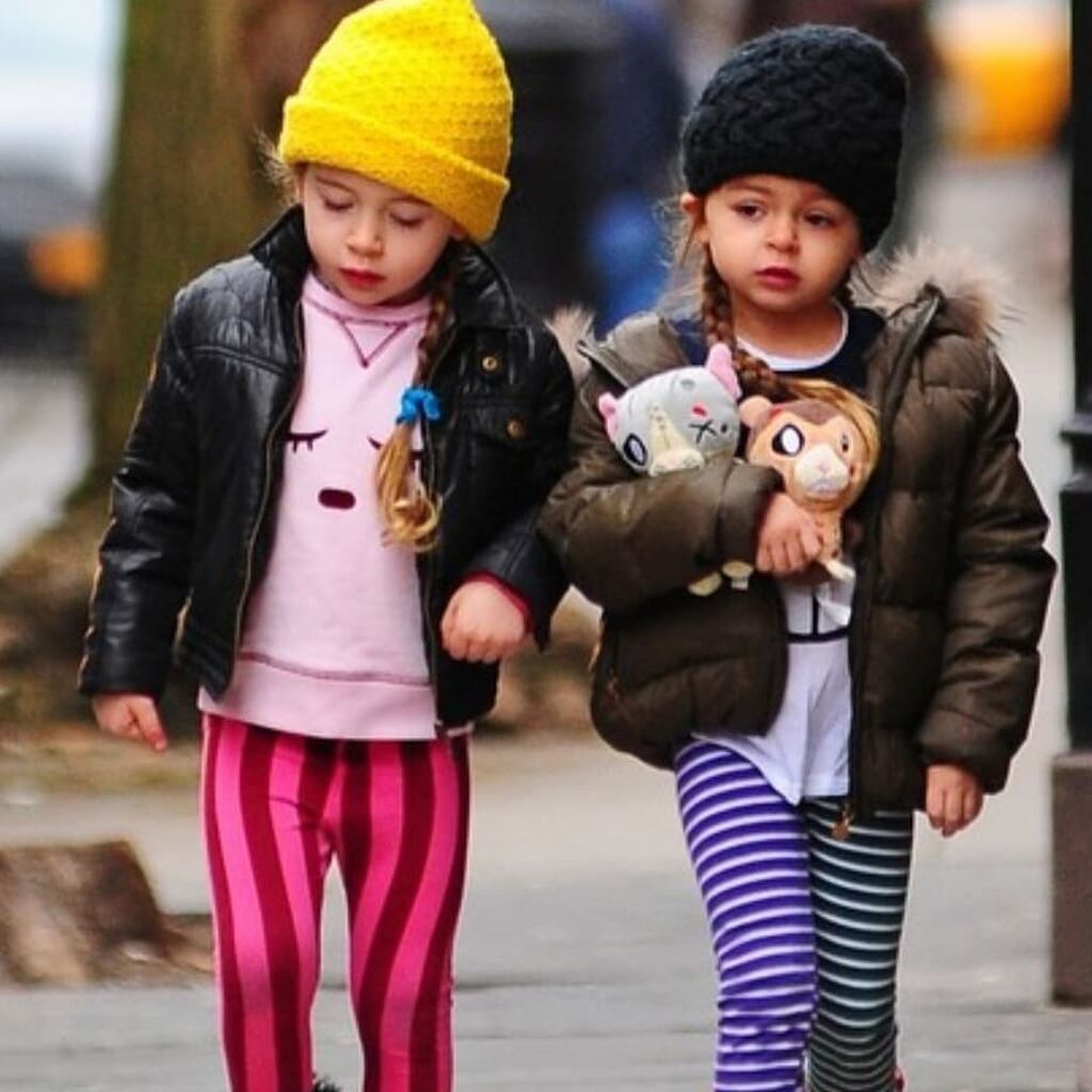 Η διάσημη μαμά σπάνια διατηρεί ένα ιδιαίτερα χαμηλό προφίλ όσον αφορά την προσωπική της ζωή αν και κάποιες φορές ανεβάζει φωτογραφίες των κοριτσιών της. 