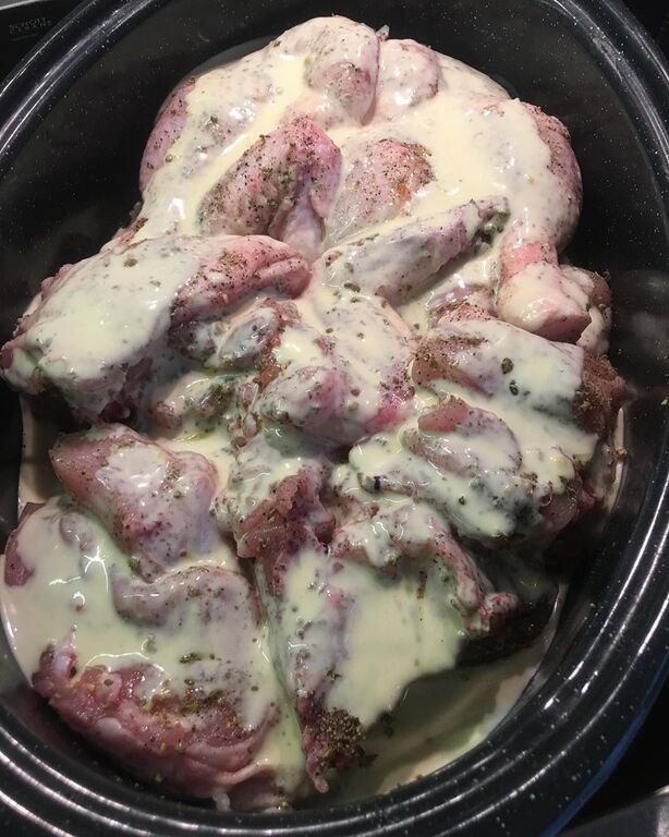 Εδώ έτσι όπως πρέπει να μοιάζει το κοτόπουλό σας με της σος πριν μπει στο φούρνο