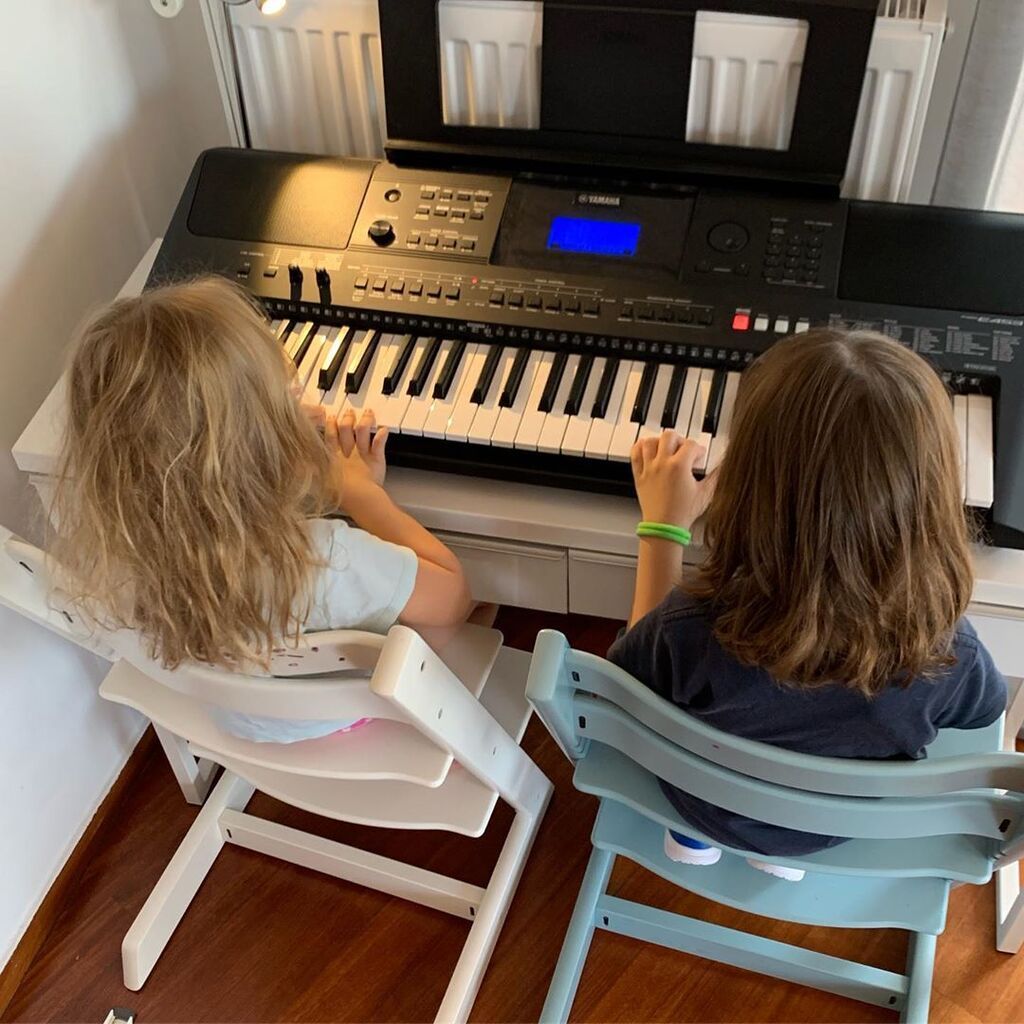 Και ο Αποστόλης Τότσικας όμως ευχήθηκε στα παιδιά του διαδικτυακά. "Χρόνια πολλά ψυχούλες μου. Σας αγαπάω τόσο πολύ !!!! May the force be with U." έγραψε και ανέβασε αυτήν την πολύ γλυκιά φωτογραφία όπου τα δίδυμα παίζουν αρμόνιο.