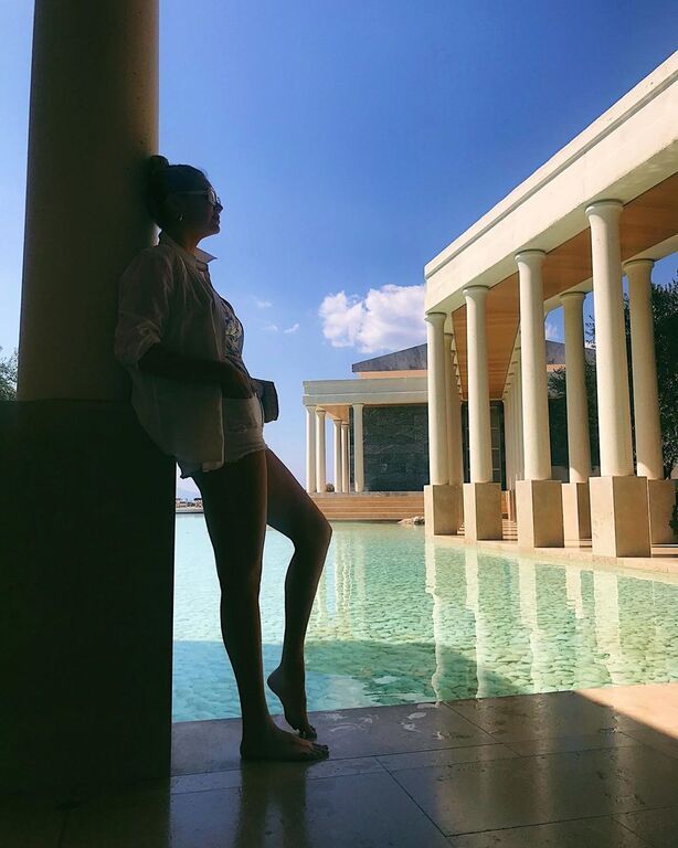 να σχολιάζουν πόσο όμορφα μέρη έχει επισκεφτεί.