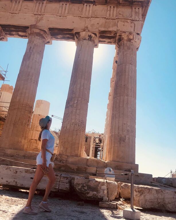 « Ήταν εδώ και καιρό στη λίστα μου να δω την Ακρόπολη,  γνωστή ως το σύμβολο της ελληνικής κληρονομιάς και δόξας Είμαι πολύ χαρούμενη που μπορώ επιτέλους να τη δω από κοντά. Μου αρέσει να μαθαίνω για την ιστορική σημασία και τον πολιτισμό αυτών των υπέροχ