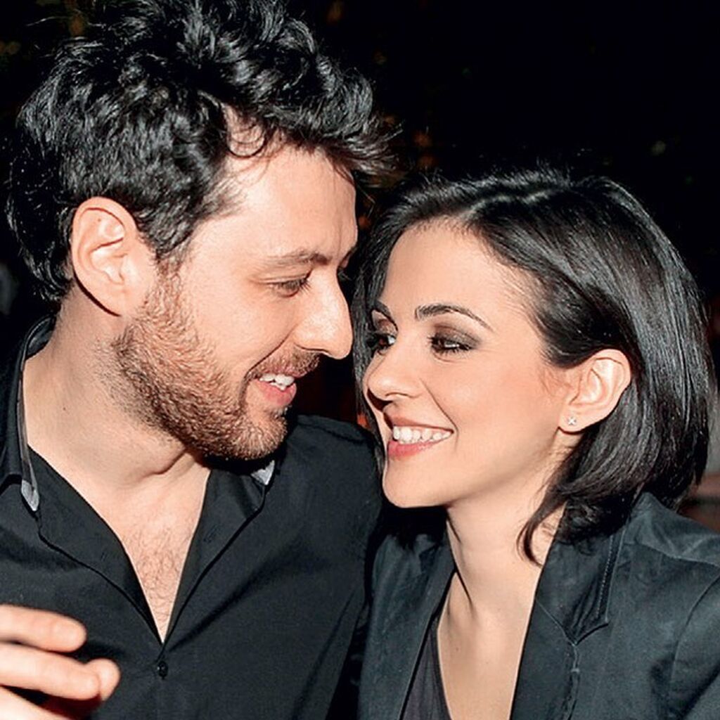 Η Αγγελική Δαλιάνη και ο Μάνος Παπαγιάννης είναι ένα από τα πιο αγαπημένα ζευγάρια της ελληνικής showbiz. Είναι μαζί 16 χρόνια και έχουν αποκτήσει μαζί δύο παιδιά. 