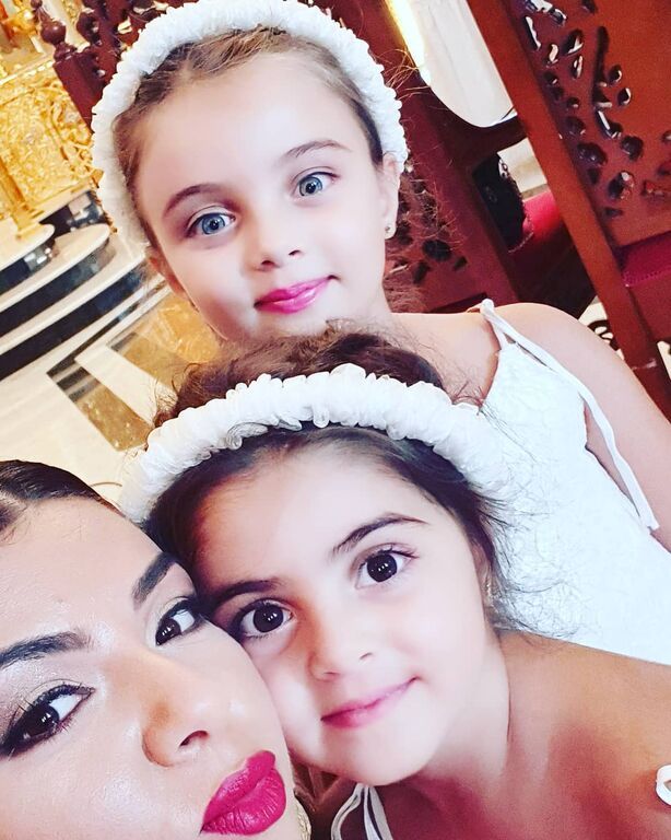 Το καλοκαίρι όμως πέρασε και τα δύο όμορφα κορίτσια ξεκίνησαν σχολείο από την Τετάρτη, 11 Σεπτεμβρίου. 