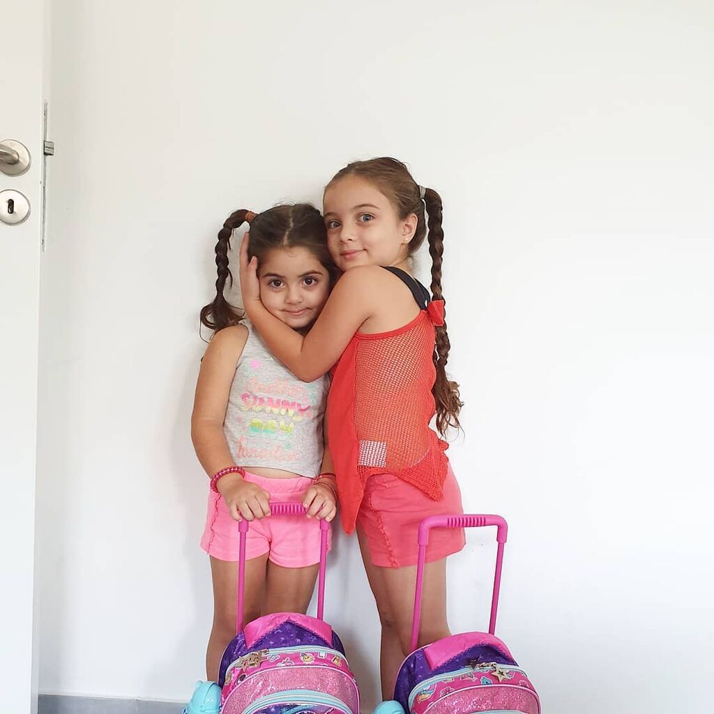 Ιδού οι δύο αδερφές την πρώτη μέρα του σχολικού έτους 2019-2020. Η Τζουλιάνα στην Πρώτη Δημοτικού και η Ανδριάνα στην Τρίτη Δημοτικού! 