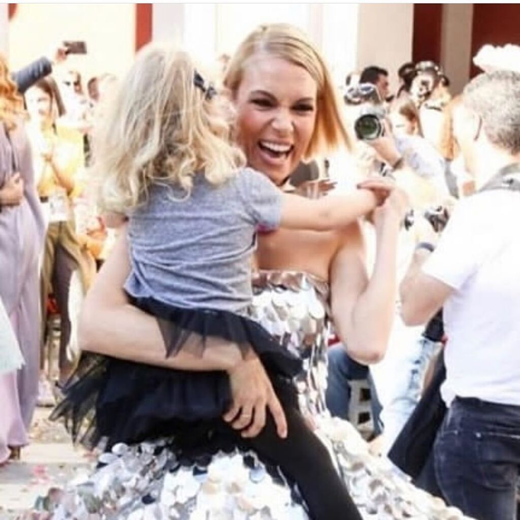 Βίκυ Καγιά:  Δείτε πόσο πολύ έχει μεγαλώσει η κόρη της (pics) 