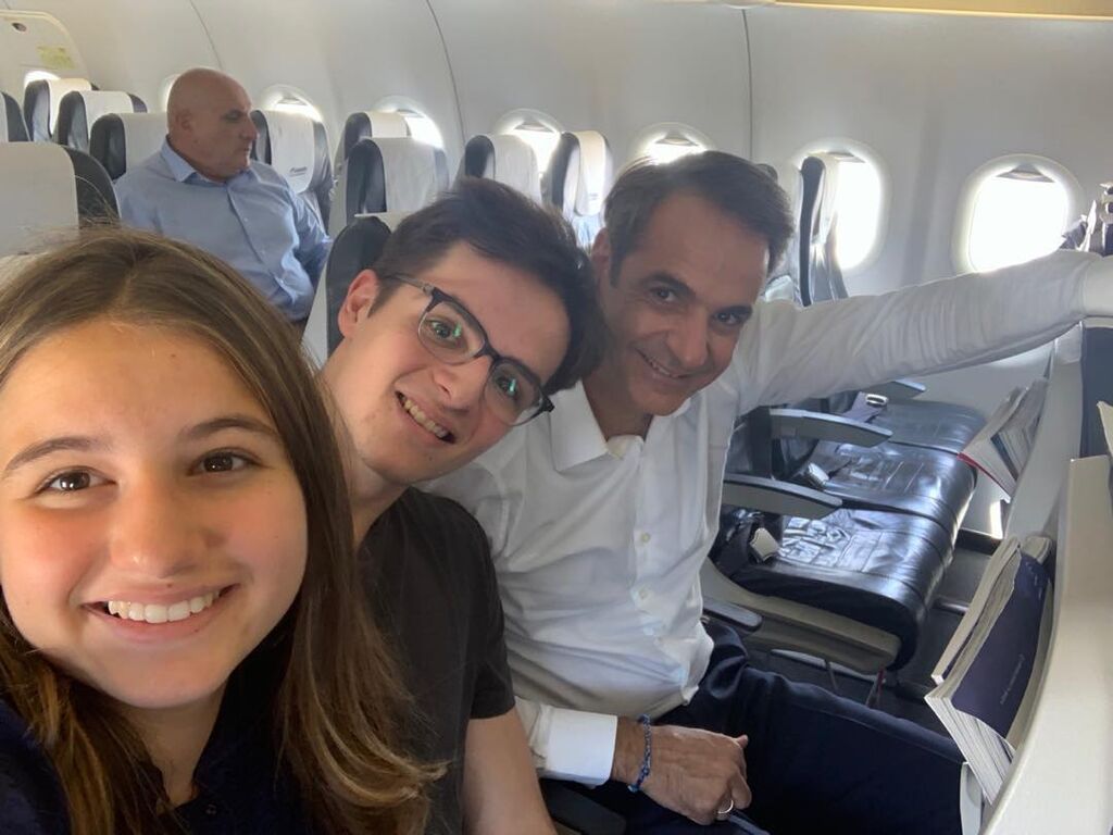 Μπορεί το πρόγραμμά του να είναι βεβαρυμένο και οι υποχρεώσεις του πολλές, ο Κυριακός Μητσοτάκης είναι όμως ένας πολύ στοργικός μπαμπάς που πάντα βρίσκει χρόνο για τα παιδιά του. 