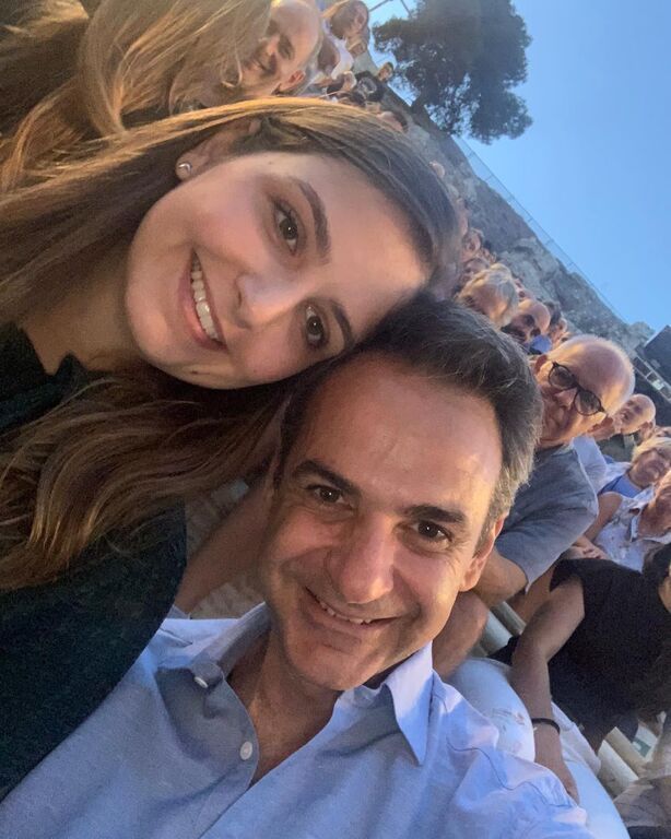 Σήμερα, η μεγάλη κόρη του Κυριάκου Μητσοτάκη, Σοφία, έχει την ονομαστική της γιορτή και ο πρωθυπουργός της ευχήθηκε και διαδικτυακά με αυτή τη φωτογραφία σχολιάζοντας "Χρόνια πολλά Σοφάκι μου!! ❤️❤️"