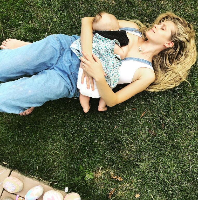 Είναι υπέρμαχος του θηλασμού και δη του δημόσιου. 