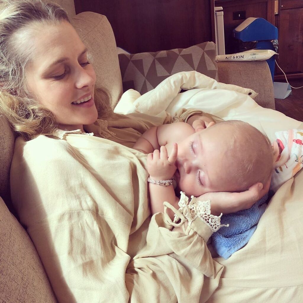 Πιστεύει ότι οι γυναίκες δεν θα έπρεπε να κρύβονται ή να κουκουλώνονται για να θηλάσουν τα παιδιά τους. 