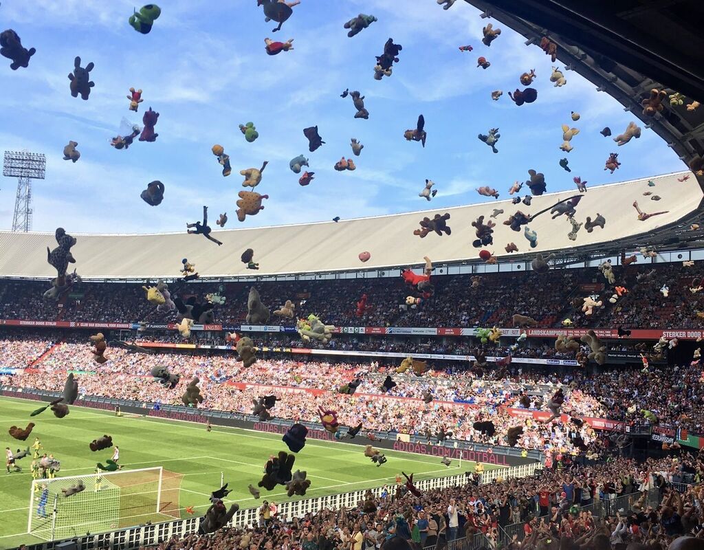 Απλά υπέροχο! Φίλαθλοι σταμάτησαν τον αγώνα και πέταξαν λούτρινα κουκλάκια σε άρρωστα παιδιά (pics)