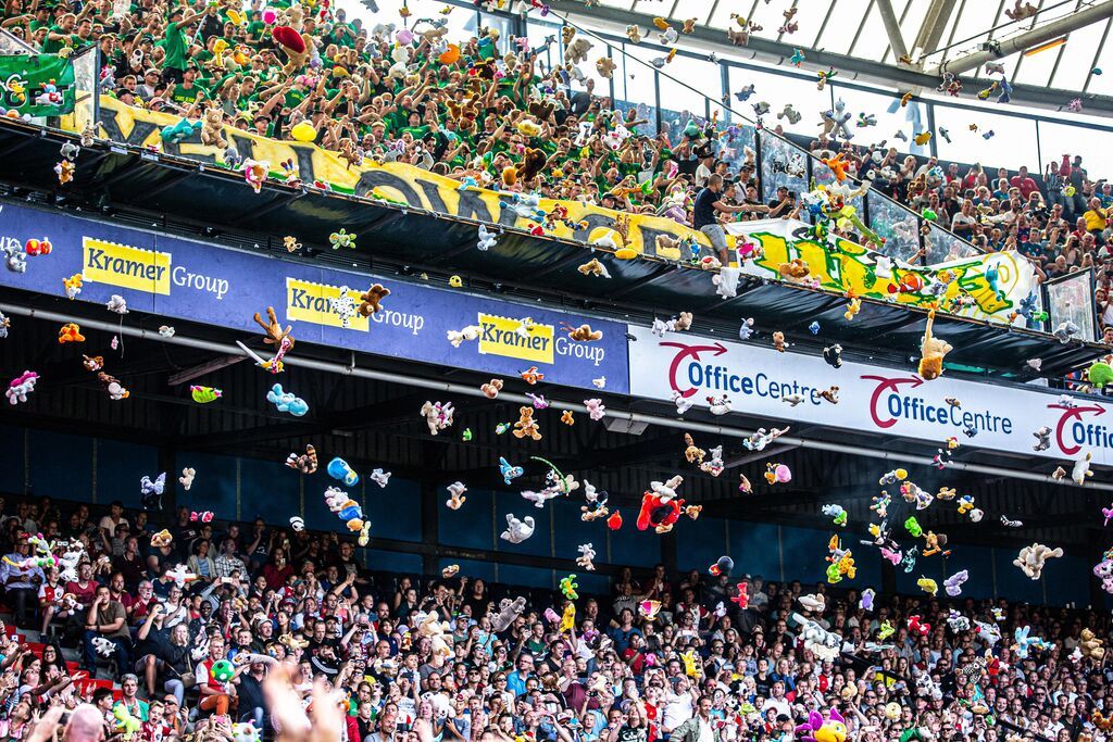 Απλά υπέροχο! Φίλαθλοι σταμάτησαν τον αγώνα και πέταξαν λούτρινα κουκλάκια σε άρρωστα παιδιά (pics)