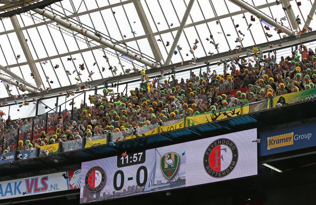 Απλά υπέροχο! Φίλαθλοι σταμάτησαν τον αγώνα και πέταξαν λούτρινα κουκλάκια σε άρρωστα παιδιά (pics)