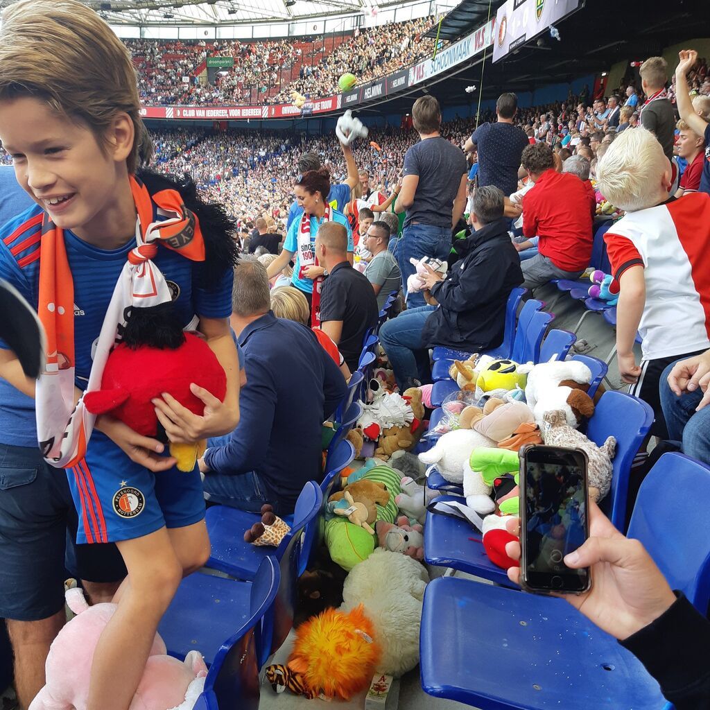 Απλά υπέροχο! Φίλαθλοι σταμάτησαν τον αγώνα και πέταξαν λούτρινα κουκλάκια σε άρρωστα παιδιά (pics)