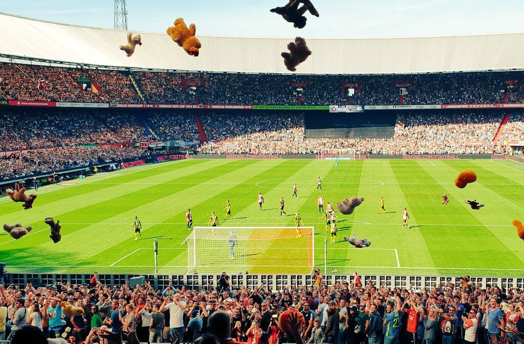 Απλά υπέροχο! Φίλαθλοι σταμάτησαν τον αγώνα και πέταξαν λούτρινα κουκλάκια σε άρρωστα παιδιά (pics)