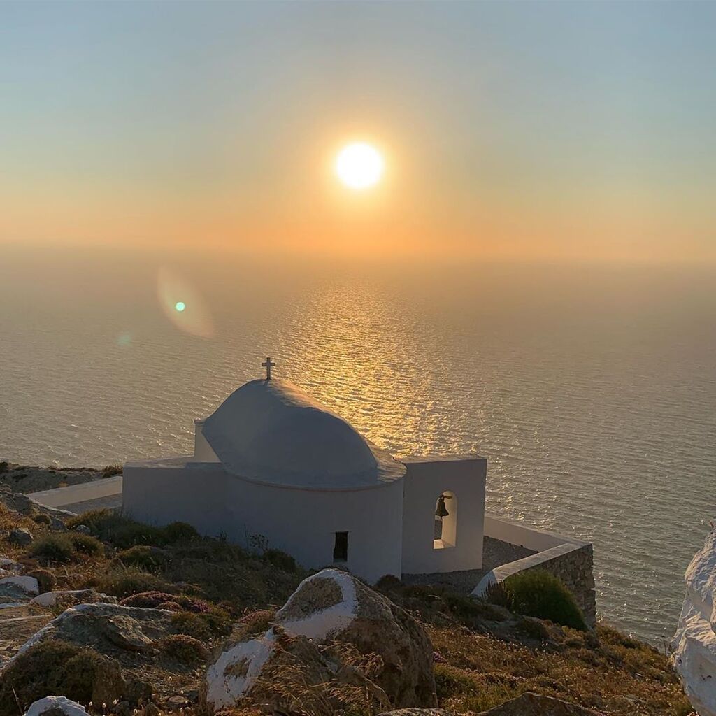«Το εκκλησάκι του Ελύτη στη Σίκινο, Παναγία η Παντοχαρά», σχολίασε κάτω από τις φωτογραφίες της και συνέχισε. 