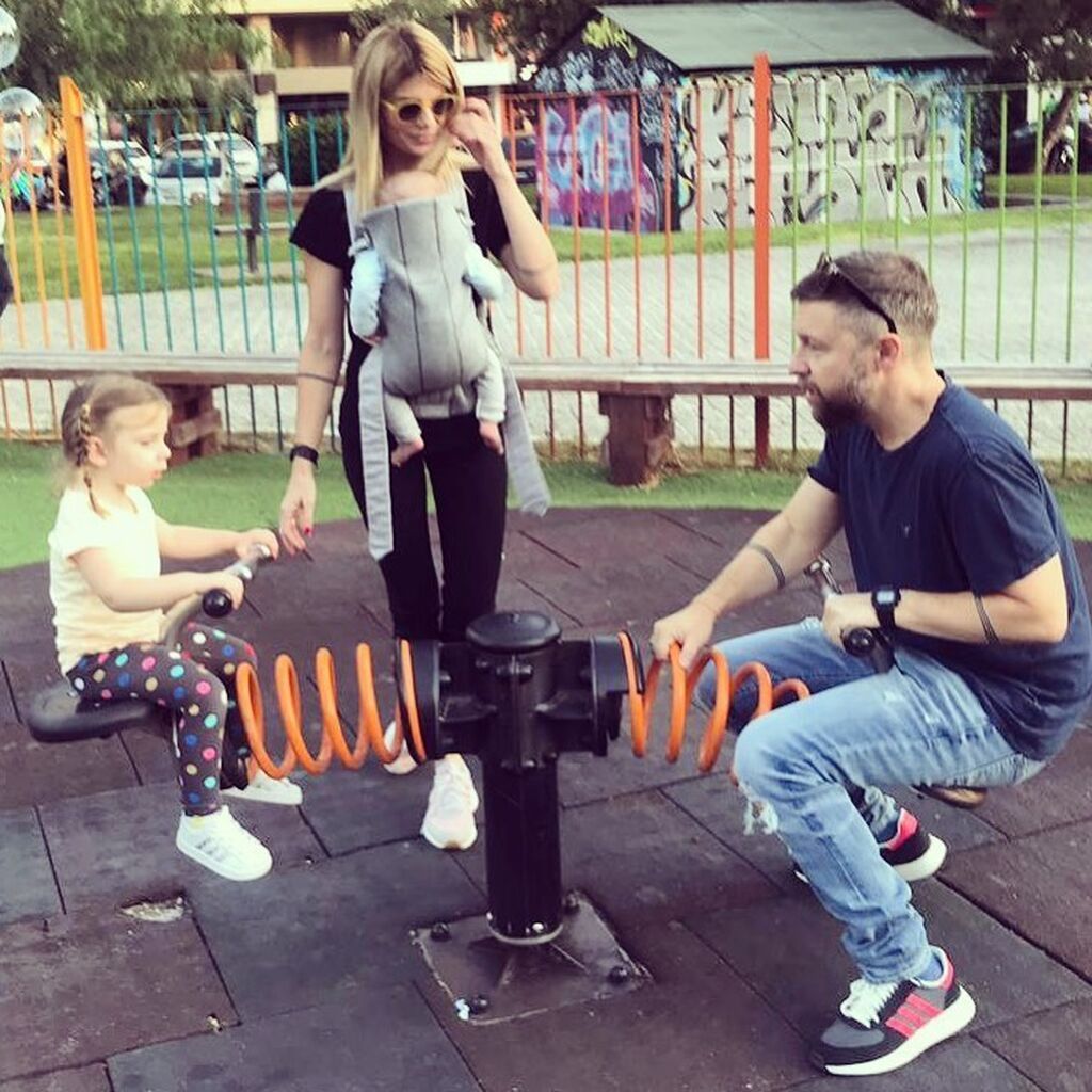 Όπως, αυτή τη φωτογραφία από την παιδική χαρά, η οποία αποτυπώνει ευτυχισμένες στιγμές της οικογένειας 