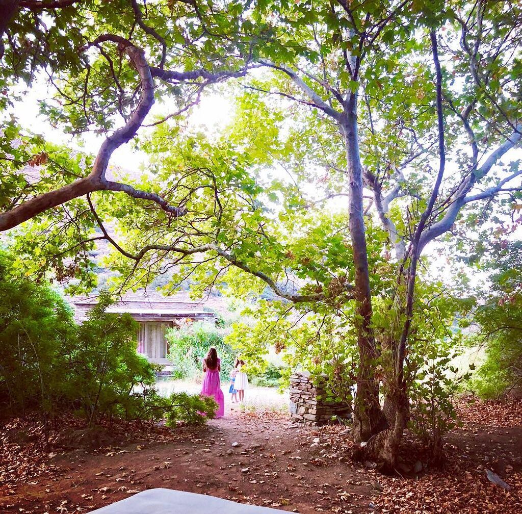 Φωτογραφίζοντας τις κόρες της.