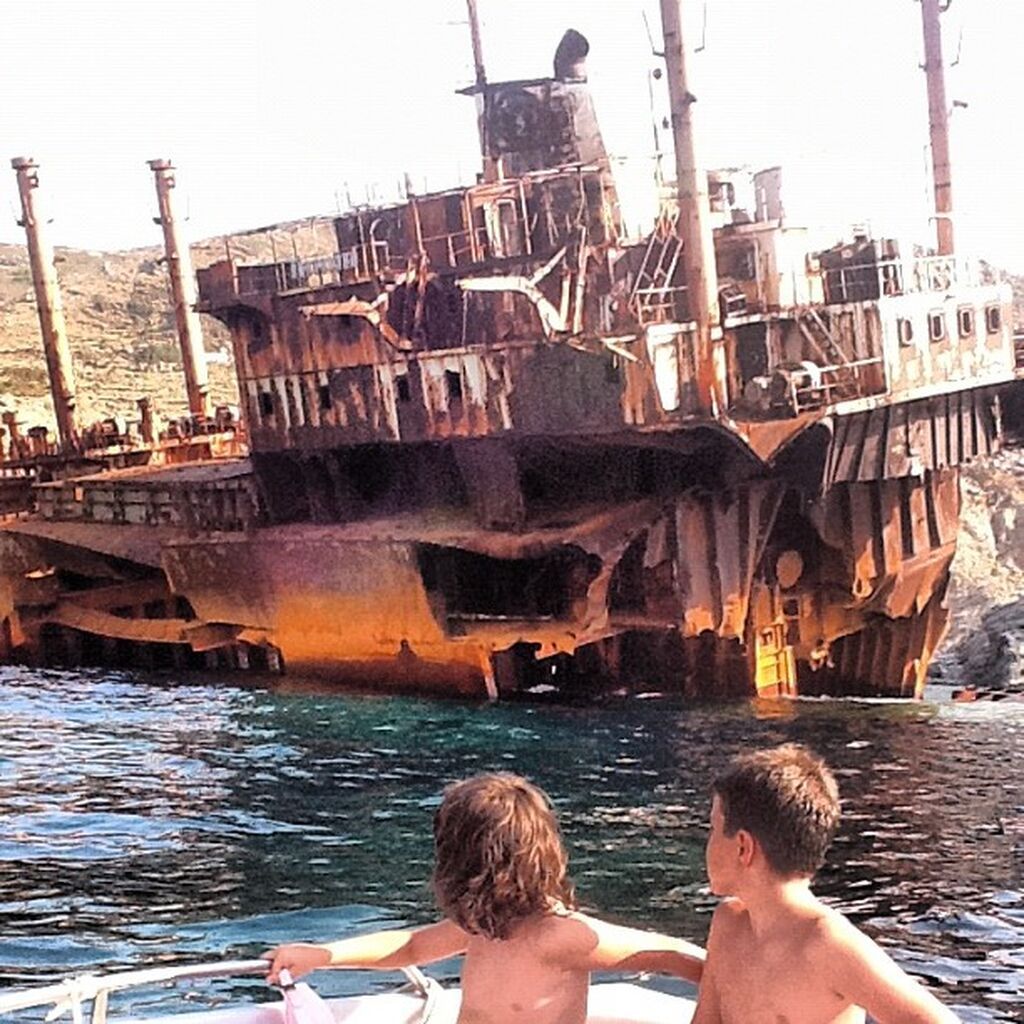 Φωτογραφίζοντας τα παιδιά της!