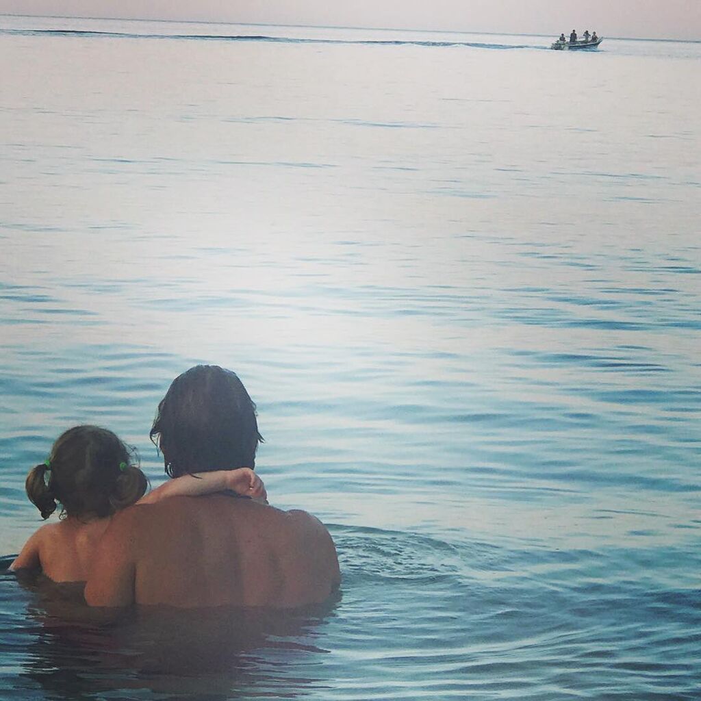 Ο σύζυγός της και η κόρη τους. Έτσι όπως τους βλέπει η Ελένη Μενεγακη.