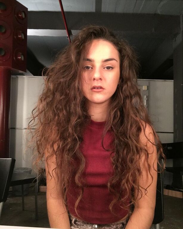 Το ίδιο έκανε και πριν μερικές ώρες... δείτε παρακάτω τη σπάνια φωτογραφία από την παιδική της ηλικία.