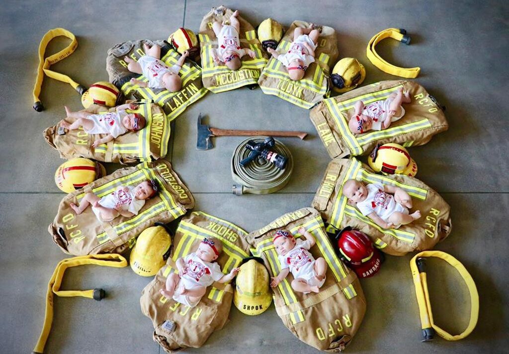 Εννέα συνάδελφοι πυροσβέστες έγιναν μπαμπάδες σχεδόν ταυτόχρονα! - Η φώτο που έγινε viral (pics)