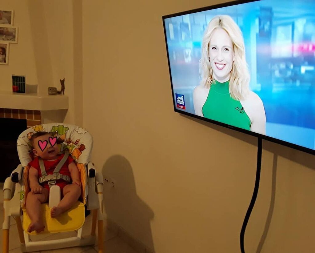 "Εκπαιδεύω τα νεανικά κοινά από νωρίς!Κατηγορία 0-5 μηνών. Ανιψιός- έρωτας#instamoments #best_things_in_life #quality_moments" ήταν το σχόλιο της δημοσιογράφου.