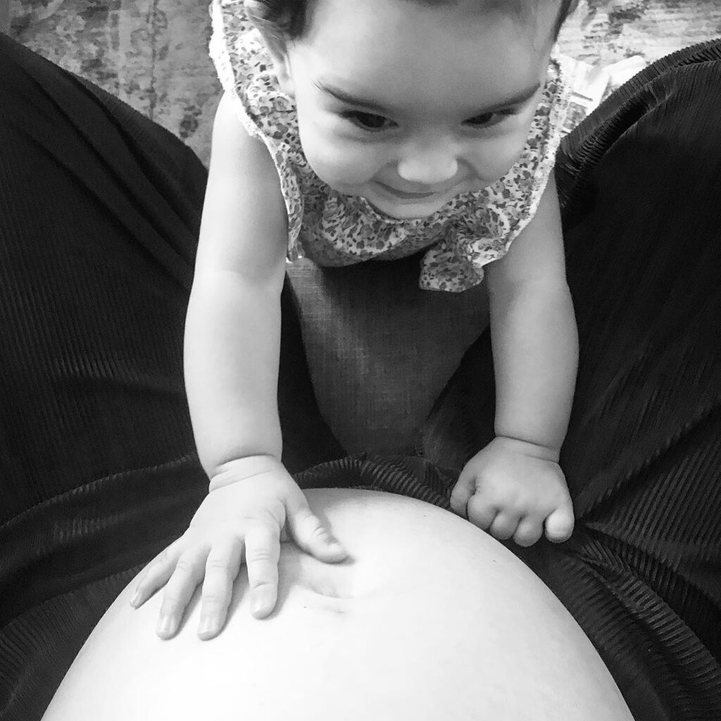 Με αυτή την τρυφερή φώτο αποκάλυψε στο Instagram ότι θα αποκτήσει αγόρι. Με την ανιψιά της να χαϊδεύει την κοιλίτσα της. «Έι ξαδερφούλη βγες να παίξουμε και να με προσέχεις!!
#itsaboy #announcement #cousins #pregnant #pregnancy #pregnantbelly #29weekspre