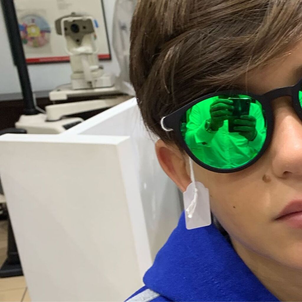 Ο Γιώργος Τσαλίκης πήγε για ψώνια με τον γιο του και ιδού το σχόλιο: "Κάποιος δοκιμάζει καινούργια γυαλιά και μου ποζάρει σοβαρός ...Μετά από μια γεμάτη μέρα ήρθε η ώρα να χαλαρώσουμε.Goodnjght. Λαβ γιου". Δεν ξέρουμε αν τελικά αγόρασε τα γυαλιά ηλίου ή ό