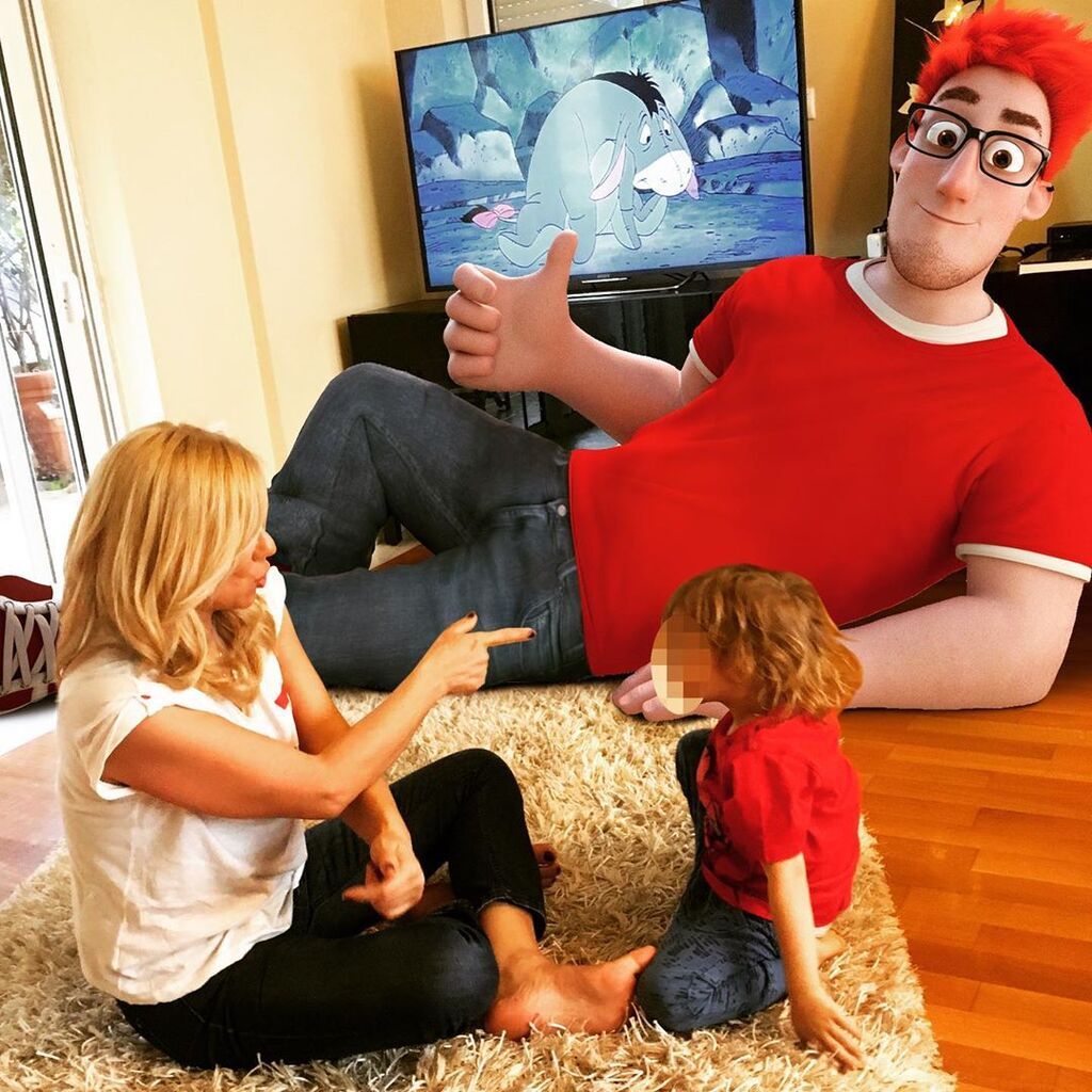 Μαμά και γιος περνούν πολύ καλά μαζί.