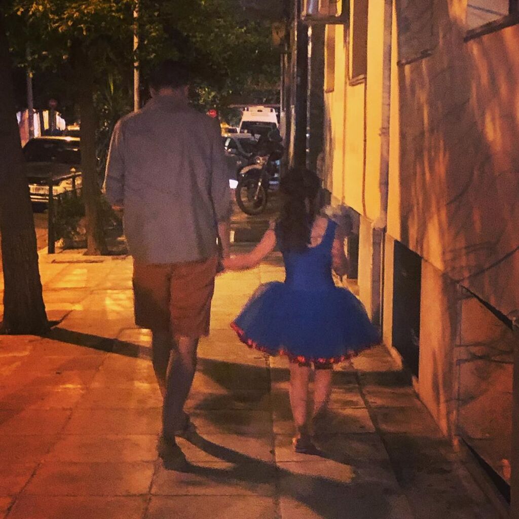 Όταν δεν έχει σχολείο, ακολουθεί τη μαμά της στο θέατρο (pics)