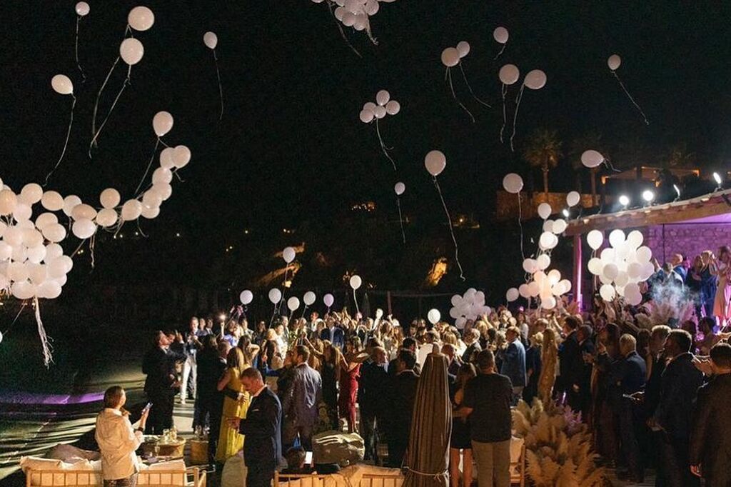 Κριθαριώτης-Δαρίβα: Αδημοσίευτες φωτογραφιές από τον λαμπερό τους γάμο στη Μύκονο