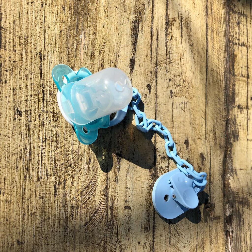 Άλλοτε την πιπίλα του. 