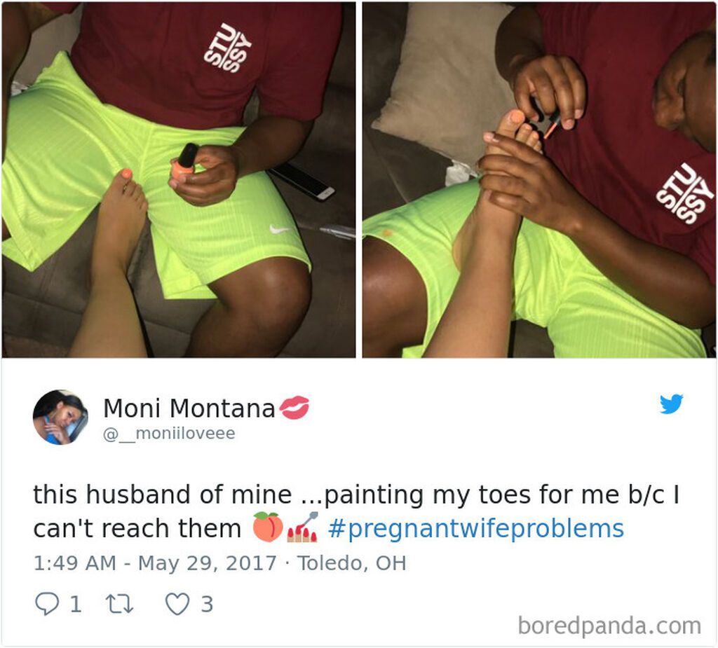 Αυτός ο μέλλοντας μπαμπάς βάφει τα νύχια της συντρόφου του γιατί προφανώς η φουσκωμένη κοιλίτσα δεν το επιτρέπει στην ίδια. 