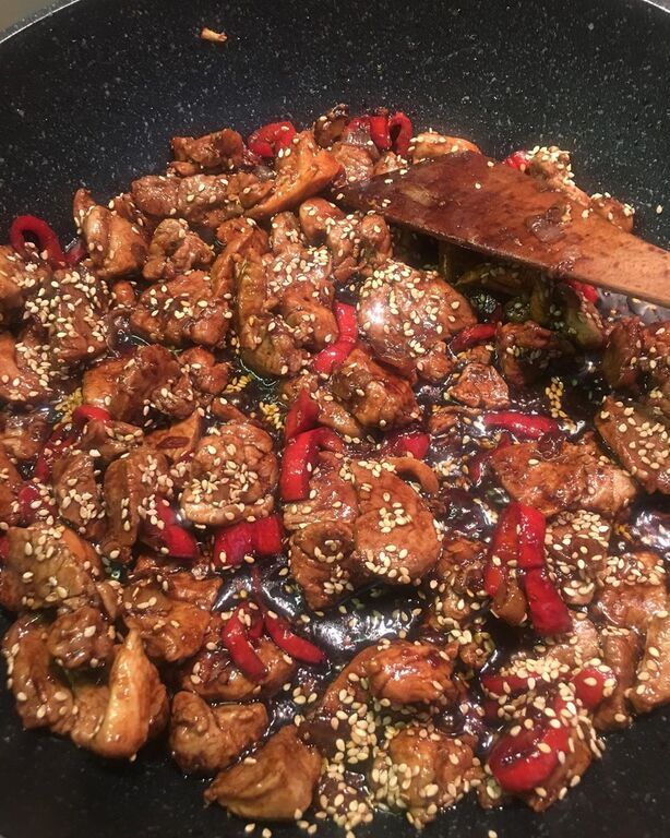 Καθημερινά φτιάχνει φαγητά όχι μόνο για τους ίδιους αλλά και για τους φίλους των παιδιών της που θα πάνε στο σπίτι της. 