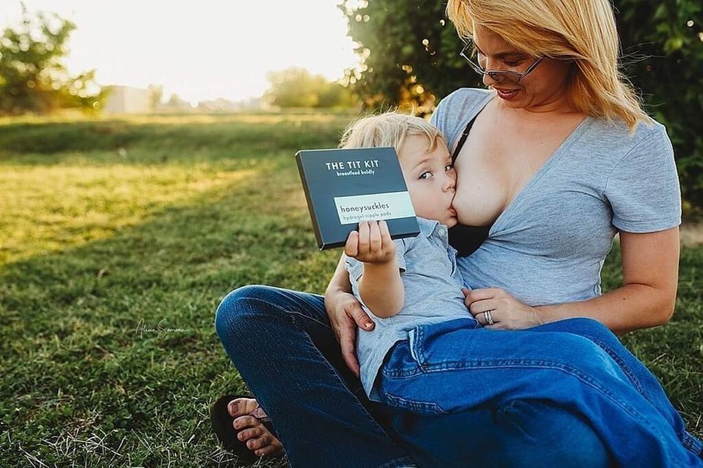 Αυτές οι φωτογραφίες θηλασμού είναι διαφορετικές από τις άλλες και έγιναν viral για έναν & μόνο λόγο