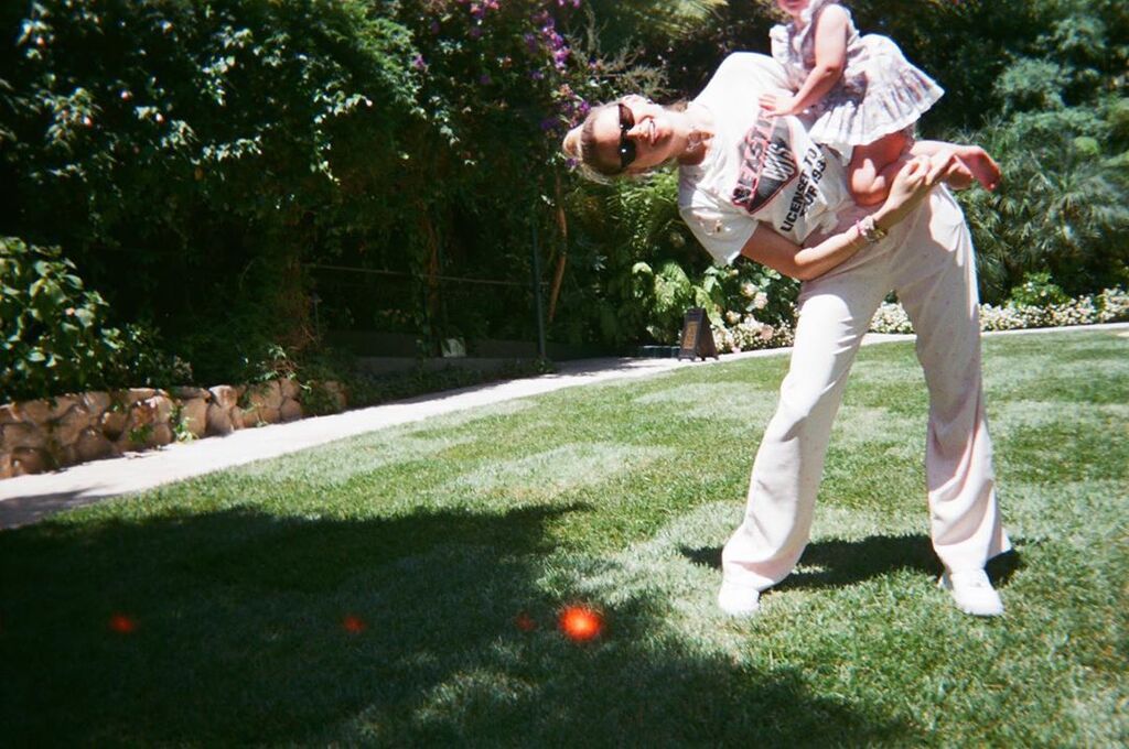 Adam Levine: Απολαμβάνει τη ζωή με τις κόρες του στο σπίτι (pics&vid)