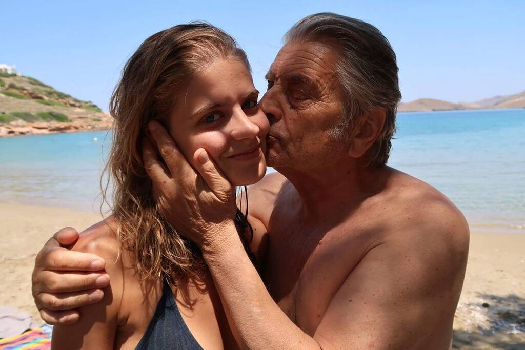 Το ίδιο φαίνεται και από την πλευρά του ηθοποιού, μιας και η αδυναμία που της έχει δεν κρύβεται. 