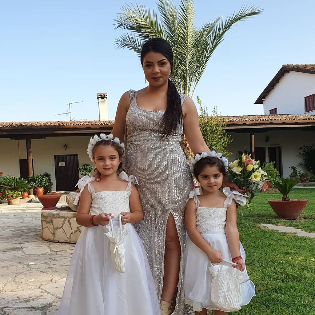 Η μικρή «Λήδα» από το «Τατουάζ» έγινε παρανυφάκι - Δείτε την μαζί με την αδελφή της (pics)  