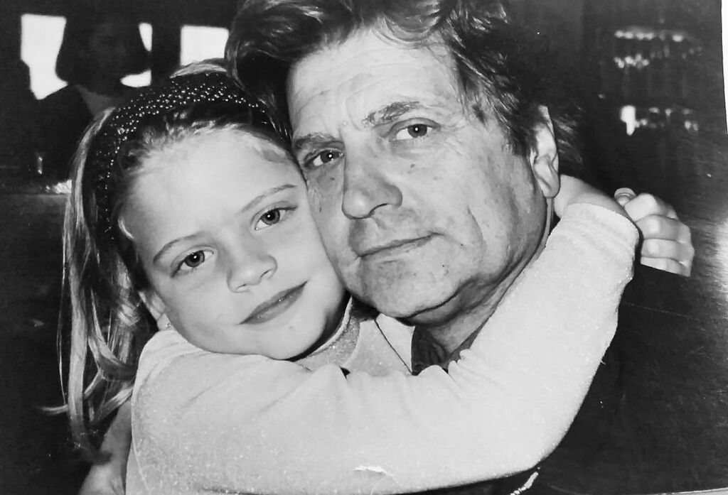 Στο προφίλ της μπορεί κανείς να βρει πέντε έξι φωτογραφίες με τον πολυαγαπημένο της πατέρα.