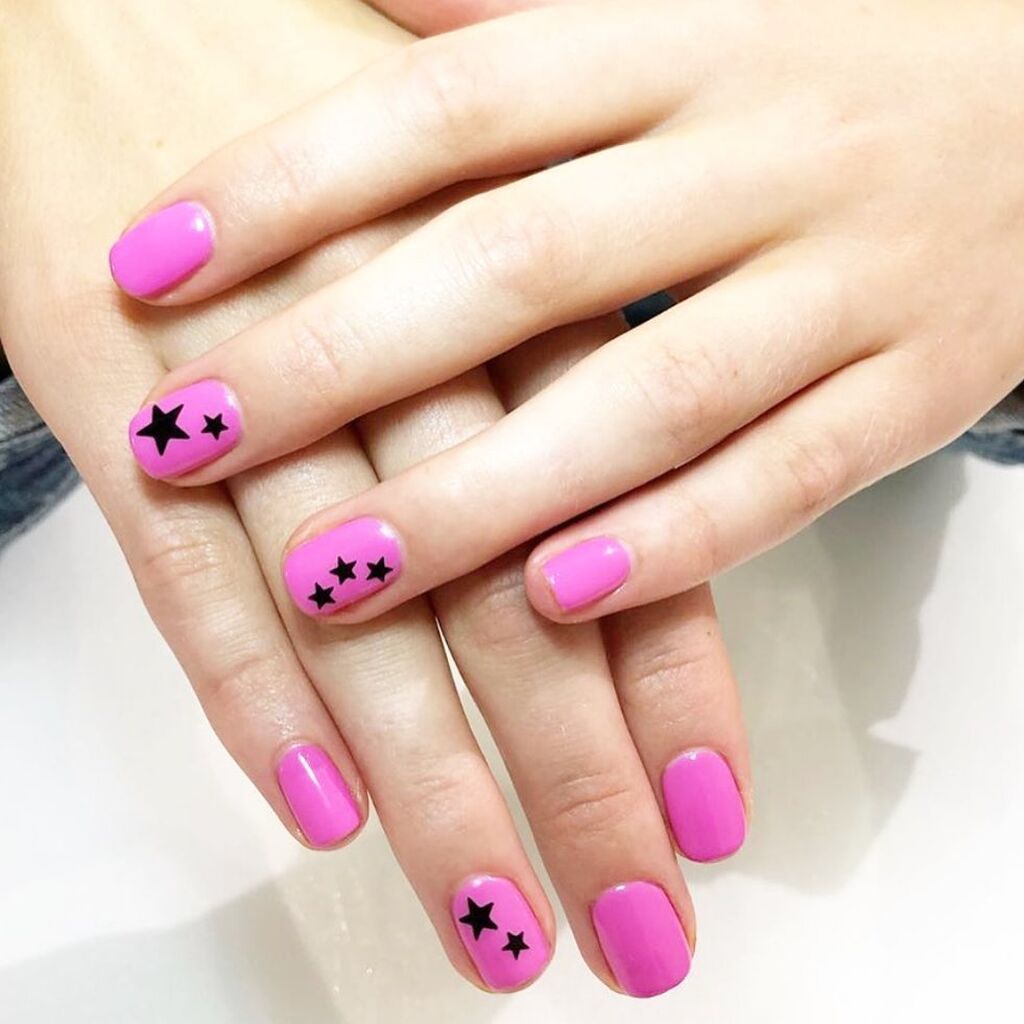 Τα μανικιούρ της εβδομάδας: Ποιο χρώμα να επιλέξεις για τα νύχια σου 