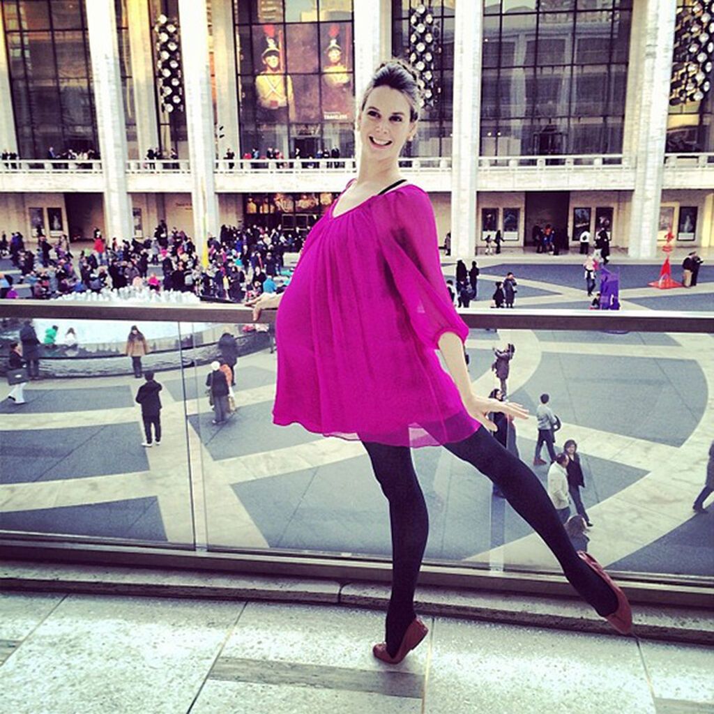 Απίστευτο! Έγκυος μπαλαρίνα μαγεύει με τις χορευτικές κινήσεις της στον 9ο μήνα εγκυμοσύνης (pics)