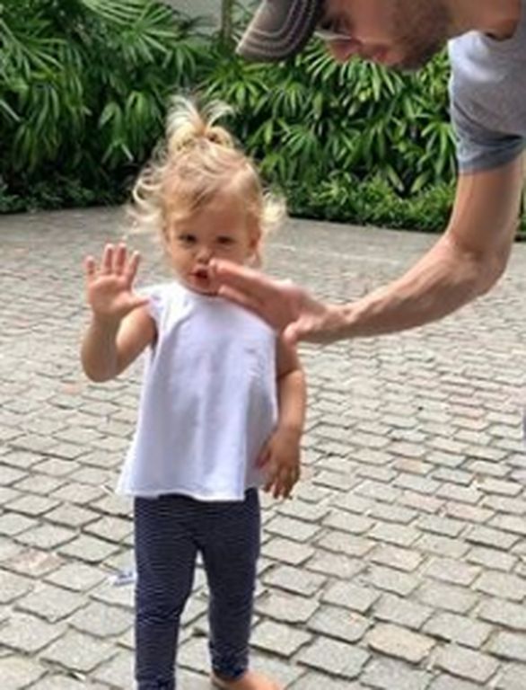 Enrique Iglesias: Παίζει με τα δίδυμα παιδιά του και τρελαίνει το διαδίκτυο (vid) 