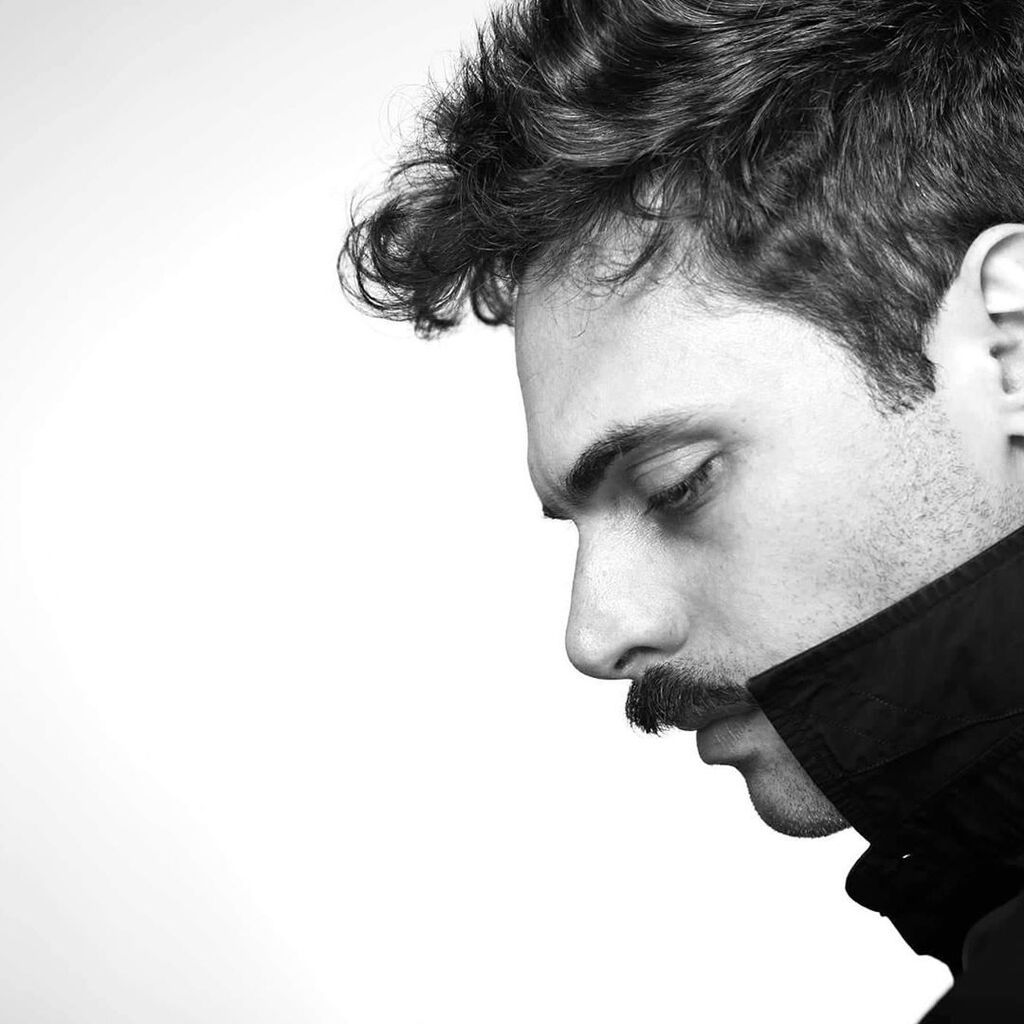 Γεννήθηκε και μεγάλωσε στη Θεσσαλονίκη.